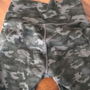 High-Waisted Printed PowerHold® Capri Legging